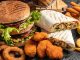 Fastfood Kültürünün Yükselişi ve Etkileri Dünya genelinde hızla yaygınlaşan fastfood kültürü, modern yaşam tarzının en dikkat çeken alışkanlıklarından biri haline geldi. Özellikle 20. yüzyılın ikinci yarısından itibaren Amerika’da doğup tüm dünyaya yayılan bu kültür, kısa sürede milyonlarca insanın günlük hayatına yerleşti. Hızlı, pratik ve görece ucuz olması nedeniyle tercih edilen fastfood, insanların yoğun iş temposu ve zaman sıkıntısı yaşadığı modern şehir yaşamında büyük bir kolaylık sağladı. Konulu bir haber görseli.