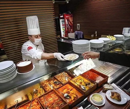 Lokanta Kültürü ve Yemek Deneyiminin Değişen Yüzü Türkiye’de lokanta kültürü, sadece yemek yemek için gidilen bir yer olmanın çok ötesinde bir anlam taşır. Osmanlı döneminden günümüze kadar uzanan bu gelenek, toplumun sosyalleşme biçimlerinden biri olmuştur. İnsanlar lokantalarda sadece yemek yemek için değil, aynı zamanda sohbet etmek, iş konuşmak veya gündelik hayatın yorgunluğunu atmak için de buluşur. Bu açıdan bakıldığında, lokantalar toplumun sosyal yaşamında önemli bir yere sahiptir. Konulu bir haber görseli.