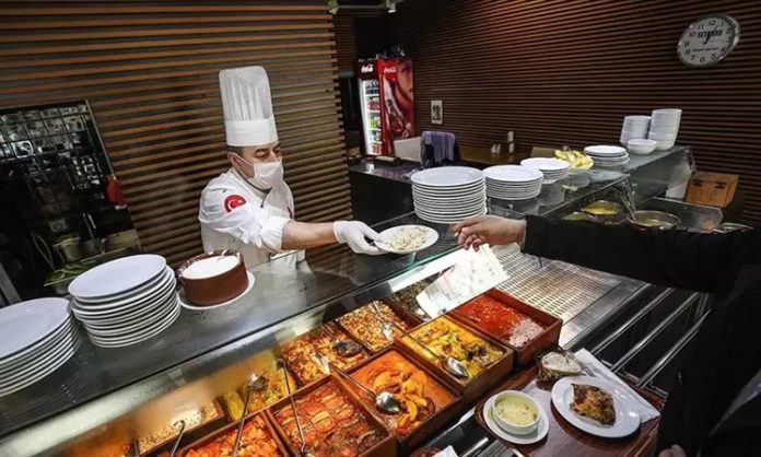 Lokanta Kültürü ve Yemek Deneyiminin Değişen Yüzü Türkiye’de lokanta kültürü, sadece yemek yemek için gidilen bir yer olmanın çok ötesinde bir anlam taşır. Osmanlı döneminden günümüze kadar uzanan bu gelenek, toplumun sosyalleşme biçimlerinden biri olmuştur. İnsanlar lokantalarda sadece yemek yemek için değil, aynı zamanda sohbet etmek, iş konuşmak veya gündelik hayatın yorgunluğunu atmak için de buluşur. Bu açıdan bakıldığında, lokantalar toplumun sosyal yaşamında önemli bir yere sahiptir. Konulu bir haber görseli.