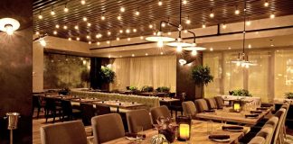 Bir restoranın başarısını sadece yemeklerinin lezzeti ya da menüsünün çeşitliliği belirlemez. Restoran dekoru, mekânın kimliğini oluşturan en güçlü unsurlardan biridir. İnsanlar bir mekâna girdiklerinde ilk olarak ambiyansı fark ederler ve bu deneyim onların yemek algısını doğrudan etkiler. Bu nedenle doğru seçilmiş dekoratif ögeler, mekânın atmosferini güçlü kılarak müşterilerin daha fazla vakit geçirmesini sağlar. Konulu bir haber görseli