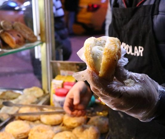 Sokak Lezzetleri Şehrin Kalbindeki Tatlar Şehir hayatının en sıcak, en samimi ve en ulaşılabilir tatları hiç kuşkusuz sokak lezzetleridir. Hem ekonomik oluşu hem de özgün tatlarıyla damaklarda unutulmaz izler bırakır. Simitten tantuniye, kokoreçten midyeye kadar pek çok farklı alternatif, şehrin dört bir yanında karşımıza çıkar. Konulu bir haber görseli.
