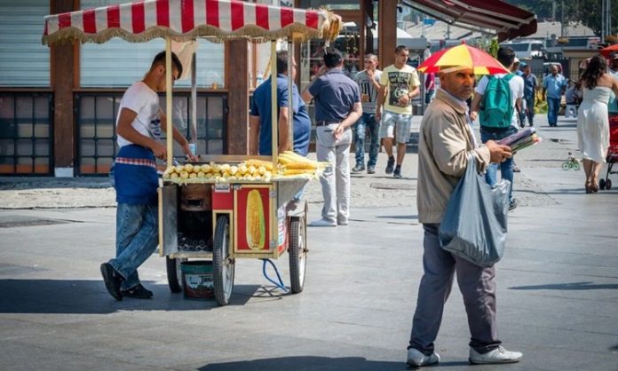 Sokak Satıcılarının Şehir Kültüründeki Yeri ve Önemi Şehir yaşamının vazgeçilmez bir parçası olan sokak satıcıları, hem ekonomik hem de kültürel açıdan önemli bir role sahiptir. Geniş bir ürün yelpazesi sunmaları, günlük hayatta pratik çözümler sağlamaları ve şehrin dinamizmini yansıtmaları, onları kent kimliğinin ayrılmaz bir unsuru haline getirir. Özellikle büyük şehirlerde sabahın erken saatlerinden gece geç saatlere kadar çalışan bu satıcılar, yerel ekonomiye de ciddi katkı sağlar. Konulu bir haber görseli.