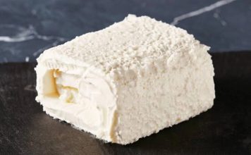 Kaymak ve Tereyağı Sofraların Vazgeçilmez Lezzetleri Arasında Yerini Koruyor Türk mutfağının en köklü ve en sevilen ürünleri arasında yer alan kaymak ve tereyağı, hem geleneksel sofralarda hem de modern mutfaklarda güçlü bir konuma sahiptir. Süt ürünleri arasında özel bir yere sahip olan bu iki lezzet, kahvaltıdan ana yemeklere, tatlılardan hamur işlerine kadar geniş bir kullanım alanına sahiptir. Özellikle doğal üretim yöntemlerine olan ilginin artmasıyla birlikte doğal kaymak ve tereyağı yeniden ön plana çıkmıştır. Konulu bir haber görseli.