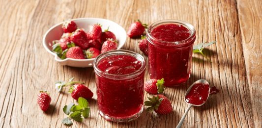 Reçel ve Marmelat Kültürü Sofralardan Gelen Geleneksel Tat Türkiye’de kahvaltı sofralarının vazgeçilmez lezzetleri arasında yer alan reçel ve marmelatlar, sadece tatlı bir eşlikçi değil, aynı zamanda kültürel bir miras olarak da öne çıkar. Meyvenin doğallığını şekerle buluşturan bu ürünler, geçmişten bugüne ev yapımı geleneklerden modern üretim tekniklerine kadar uzanan geniş bir yelpazede hayatımızda yer alır. Günümüzde reçel ve marmelat tüketimi, hem lezzet hem de pratiklik arayan tüketiciler için önemli bir tercih haline gelmiştir. Konulu bir haber görseli.