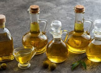 Zeytinyağı ve Bitkisel Yağlar Sofralarda Değişen Tercihler Günümüzde beslenme alışkanlıkları değiştikçe kullanılan yağ türleri de daha fazla tartışılır hale geliyor. Özellikle zeytinyağı ve farklı bitkisel yağlar, hem ev mutfaklarında hem de gıda sektöründe önemli bir yere sahip. Yağ seçimi artık yalnızca lezzetle değil, üretim yöntemi, içerik ve kullanım alanlarıyla birlikte değerlendiriliyor. Bu durum, tüketicilerin bilinçli tercihler yapmasını beraberinde getiriyor. Konulu bir haber görseli.