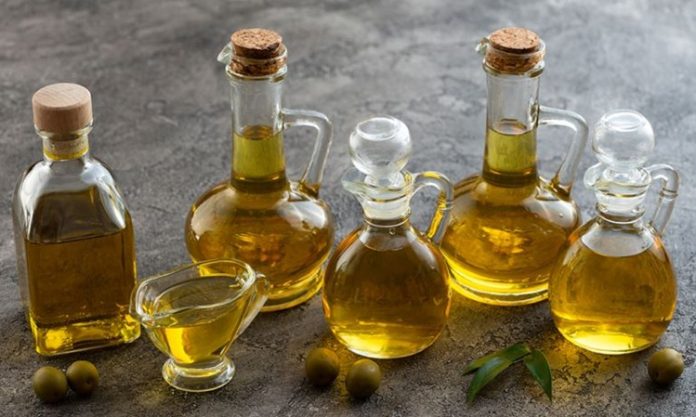 Zeytinyağı ve Bitkisel Yağlar Sofralarda Değişen Tercihler Günümüzde beslenme alışkanlıkları değiştikçe kullanılan yağ türleri de daha fazla tartışılır hale geliyor. Özellikle zeytinyağı ve farklı bitkisel yağlar, hem ev mutfaklarında hem de gıda sektöründe önemli bir yere sahip. Yağ seçimi artık yalnızca lezzetle değil, üretim yöntemi, içerik ve kullanım alanlarıyla birlikte değerlendiriliyor. Bu durum, tüketicilerin bilinçli tercihler yapmasını beraberinde getiriyor. Konulu bir haber görseli.