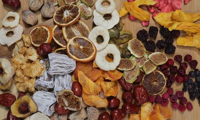 Kuru Meyveler Sofralarda Sağlıklı ve Doğal Lezzetin Yükselişi Kuru meyveler, geleneksel mutfak kültürünün vazgeçilmez parçalarından biri olmasının yanı sıra günümüzde sağlıklı beslenme trendlerinin de merkezinde yer alıyor. Taze meyvelerin kurutulmasıyla elde edilen bu ürünler, hem uzun raf ömrü hem de yoğun besin değeri sayesinde tüketiciler tarafından giderek daha fazla tercih ediliyor. Özellikle şehir yaşamında pratik atıştırmalık ihtiyacını karşılayan kuru meyveler, doğal içerikleriyle dikkat çekiyor. Konulu bir haber görseli.