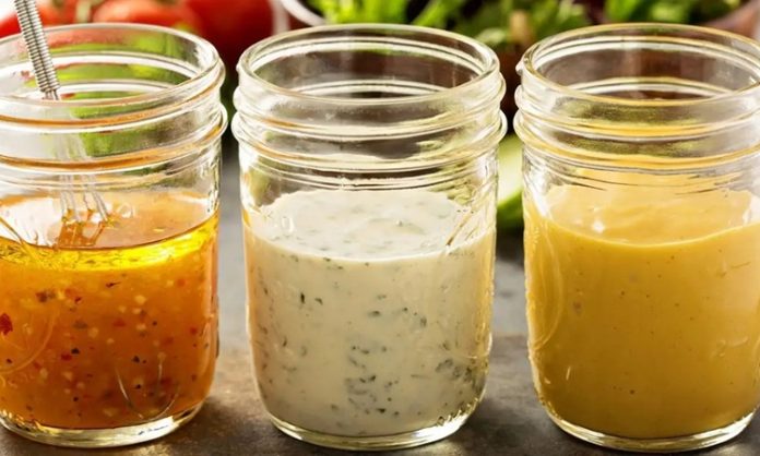 Salata Sosları Sofralardaki Lezzet Algısını Nasıl Değiştiriyor Salata, uzun yıllardır sağlıklı beslenmenin en temel parçalarından biri olarak görülüyor. Ancak günümüzde salatayı sıradan bir yeşillik karışımı olmaktan çıkaran en önemli unsur, hiç kuşkusuz salata sosları oluyor. Doğru seçilen bir sos, basit malzemelerden oluşan bir tabağı hem besleyici hem de damak zevkine hitap eden güçlü bir öğüne dönüştürebiliyor. Bu nedenle salata sosları, yalnızca lezzet değil, aynı zamanda beslenme alışkanlıklarını da doğrudan etkileyen bir unsur olarak öne çıkıyor. Konulu bir haber görseli.